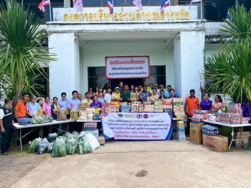 ถ่ายภาพรวมมอบสิ่งของให้กำลังใจผู้ปฏิบัติหน้าที่ส่วนหน้าในการรักษาความสงบเรียบร้อยชายแดนไทย-กัมพูชา