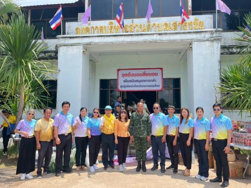 เจ้าหน้าที่พัฒนาชุมชนอำเภอกันทรลักษ์ทุกคนมอบสิ่งของให้กำลังใจผู้ปฏิบัติหน้าที่ส่วนหน้าในการรักษาความสงบเรียบร้อยชายแดนไทย-กัมพูชา